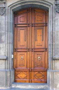 puerta maciza de madera